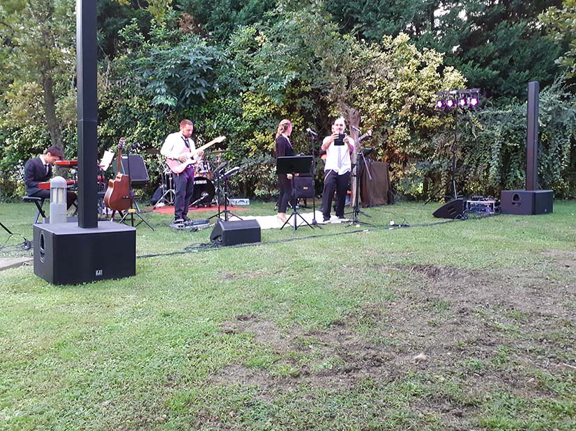 Allestimento aperto su erba